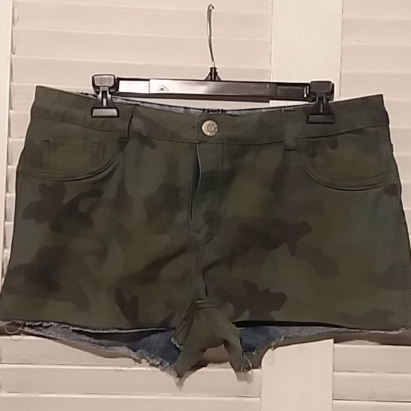 Flipside Shorts - Picture 3 of 5